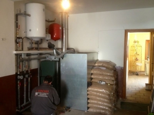 caldera de pellets camino rio 3.JPG